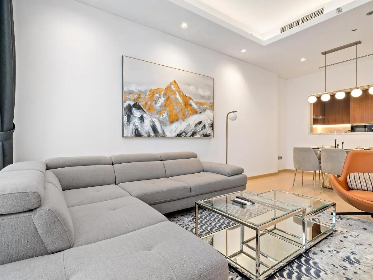 Elegant Apartment Amidst Vibrant Area With Balcony Dubai
