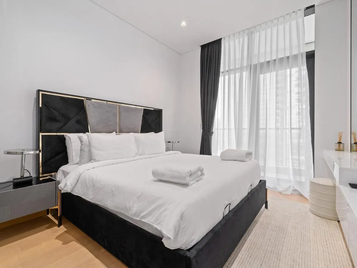 Elegant Apartment Amidst Vibrant Area With Balcony Dubai