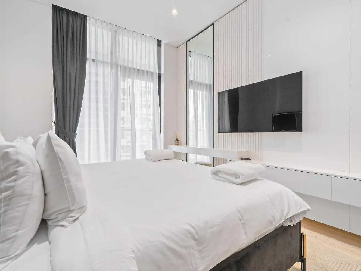 Elegant Apartment Amidst Vibrant Area With Balcony Dubai