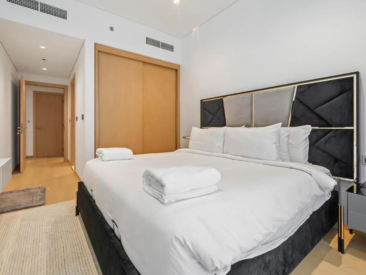 Elegant Apartment Amidst Vibrant Area With Balcony Dubai